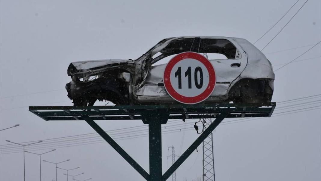 İbret olsun diye yol kenarına asıp sallandırdılar! Üzerine bir de tabela koydular 4